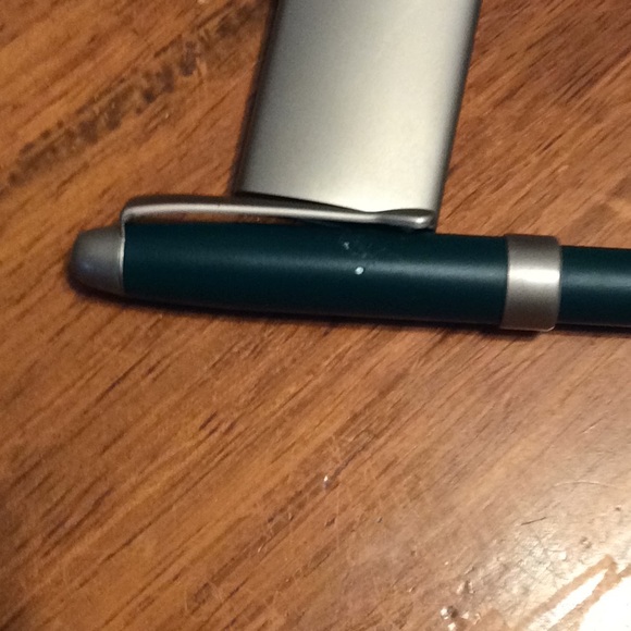 Classic John Deere keyring and clipped pin.  Green - Picture 5 of 5